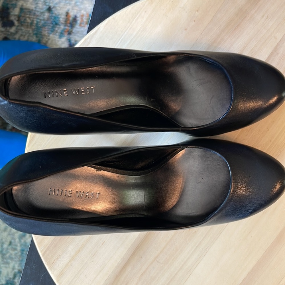 Nine West black leather pump heels. Size 8.5 - Picture 4 of 5